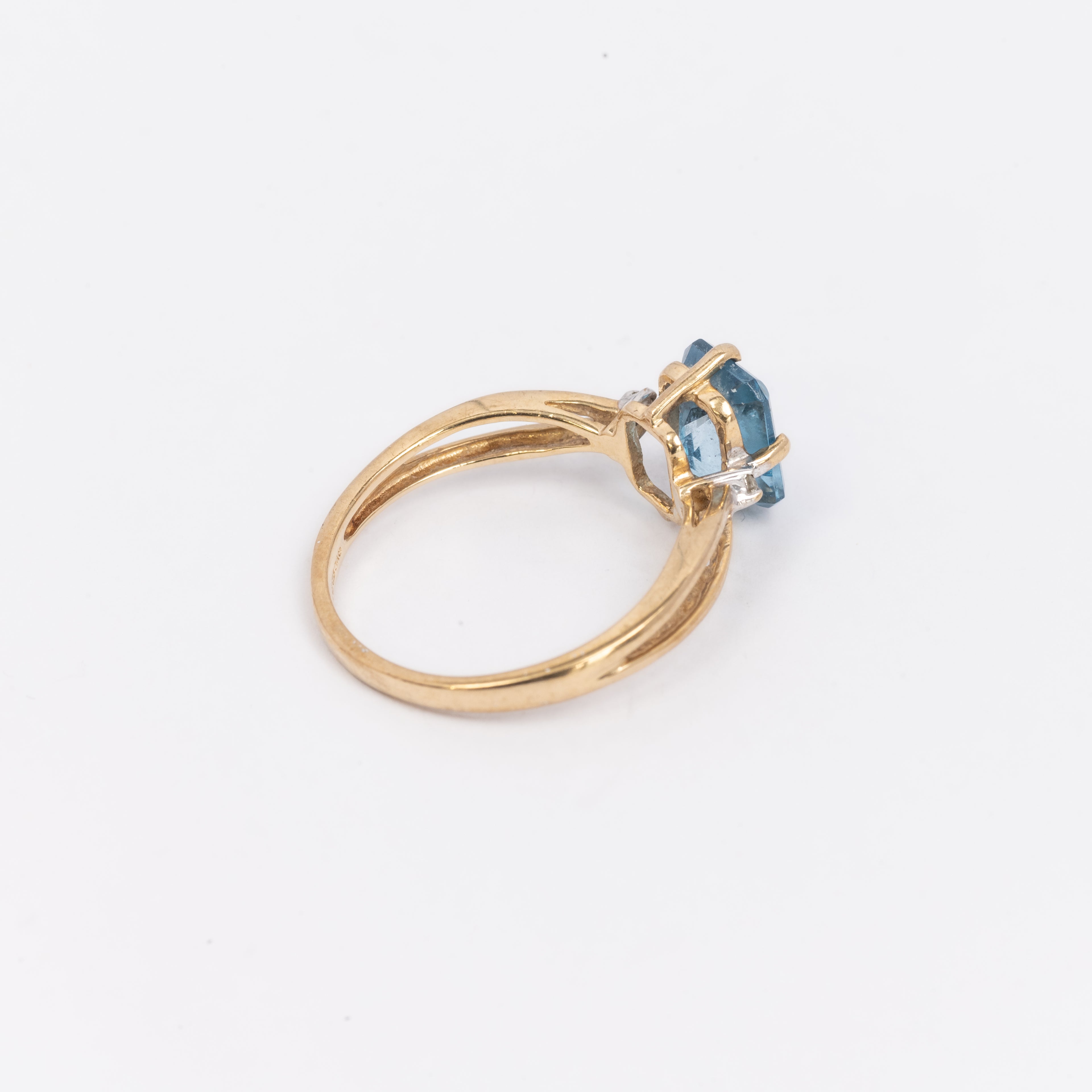 Ladies Blue Topaz Ring