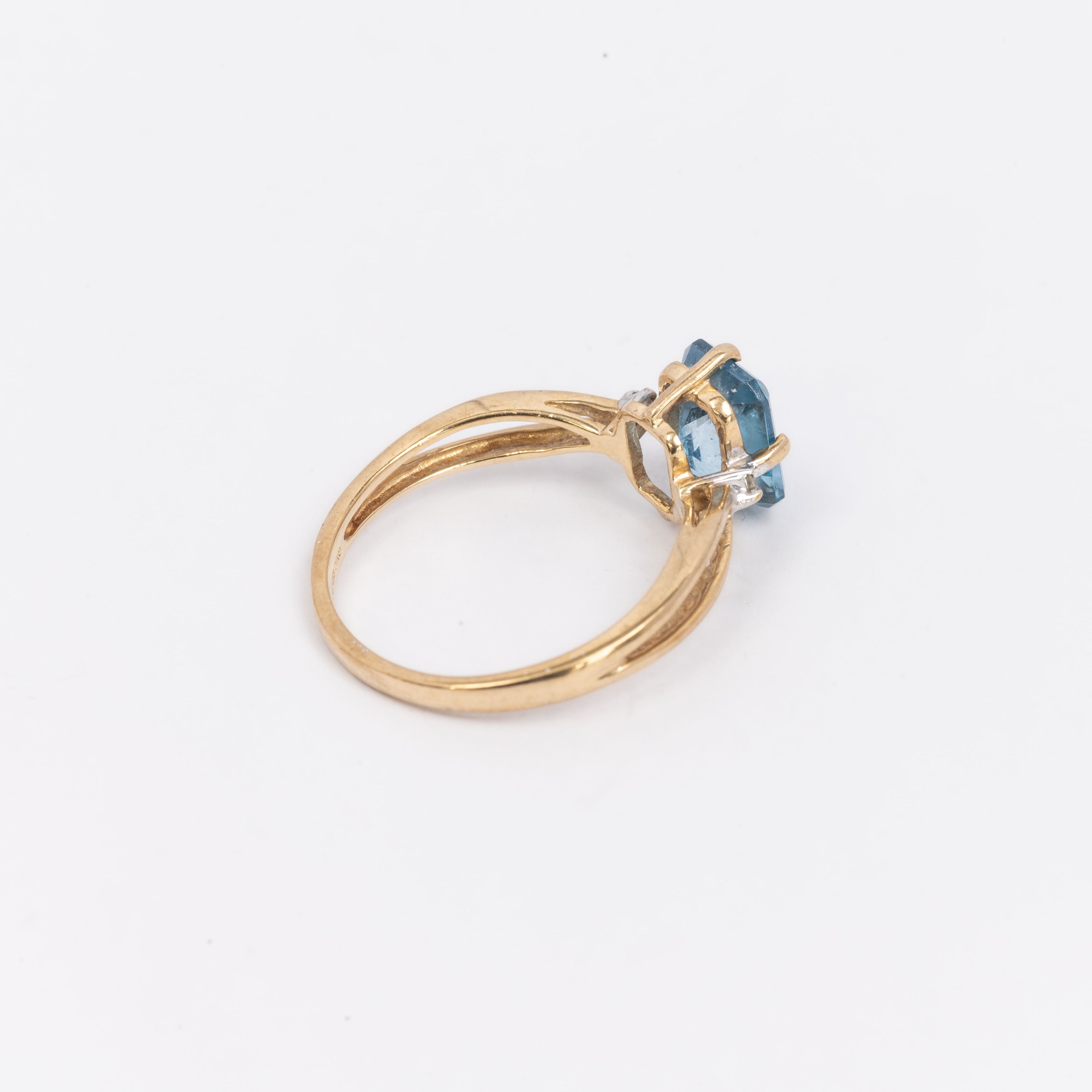 Ladies Blur Topaz Ring