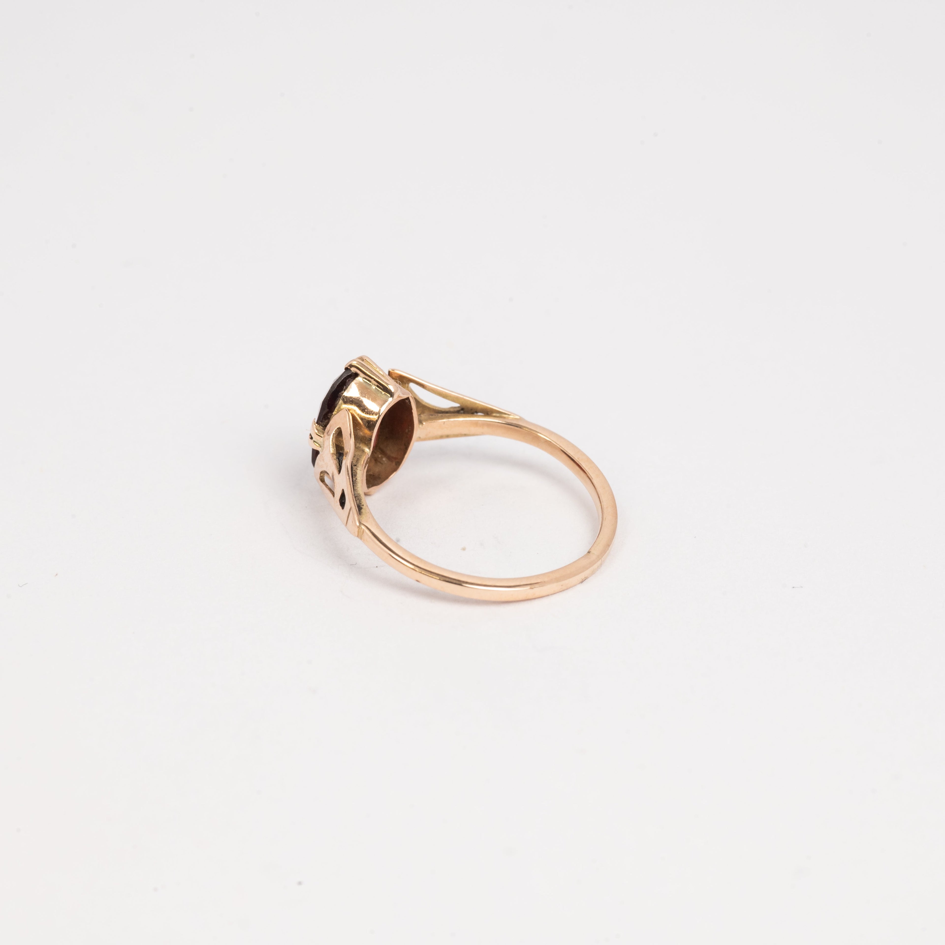 Ladies Solitaire Garnet Ring